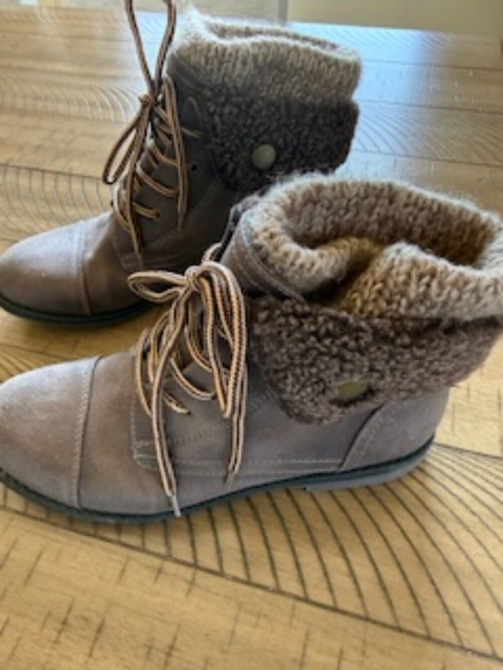 Women's size 7.5 brown suede White Mountain booties